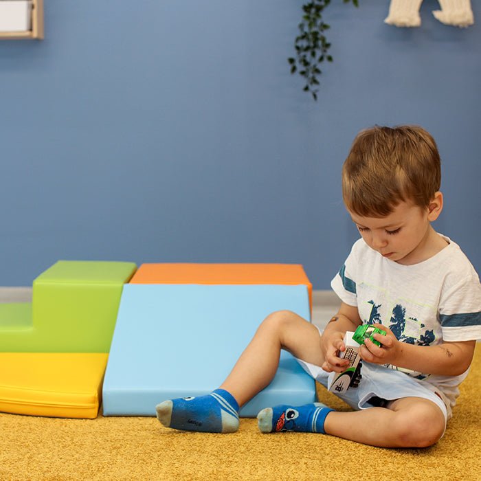 Kind speelt met Soft Play Foamblokkenset - Corner Climber