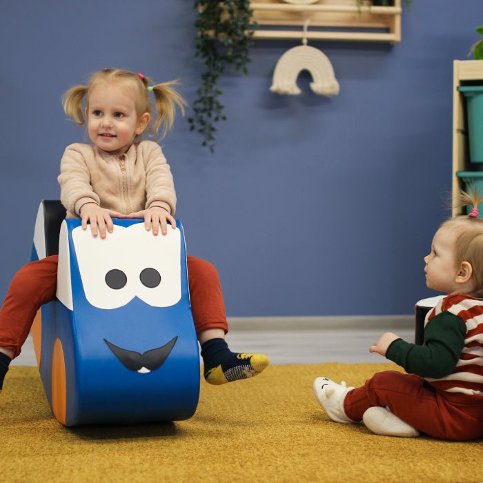 Kind schommelt op Soft Play Ride On Toy - Car