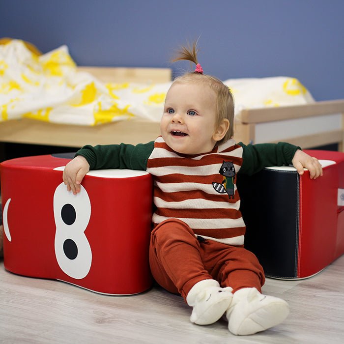 Kind speelt met Soft Play Ride On Toy - Car