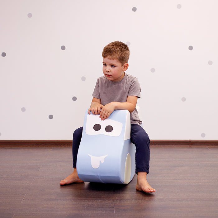 Kind schommelt op Soft Play Ride On Toy - Car