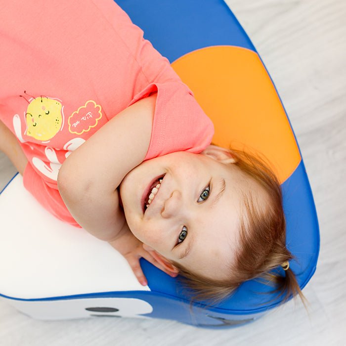 Kind speelt met Soft Play Ride On Toy - Car