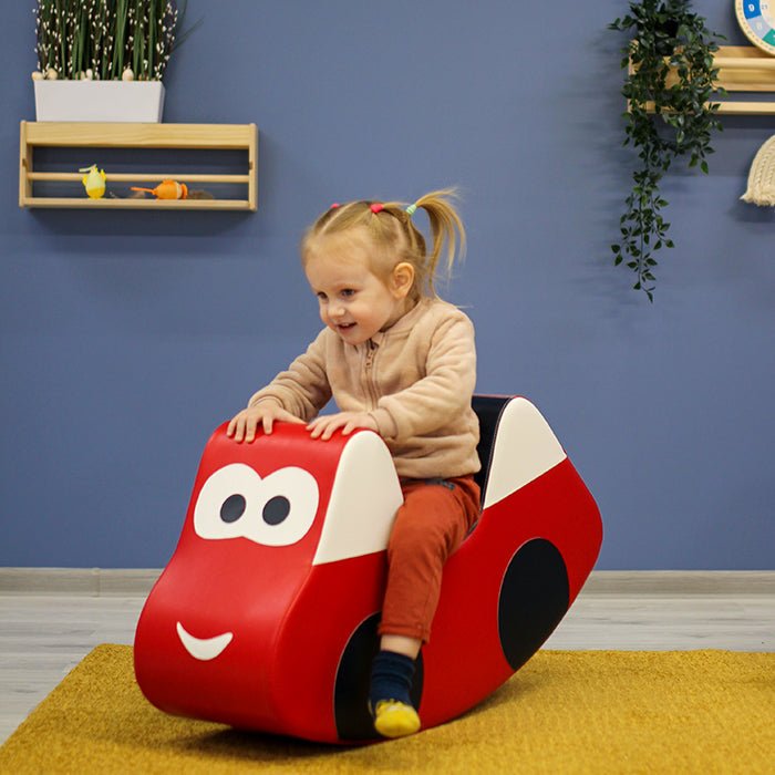 Kind schommelt op Soft Play Ride On Toy - Car in rood