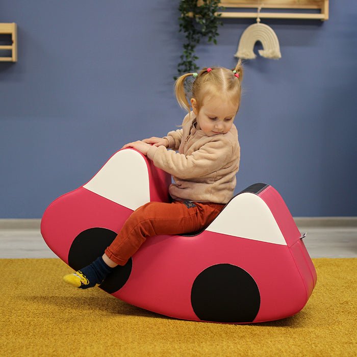 Kind schommelt op Soft Play Ride On Toy - Car