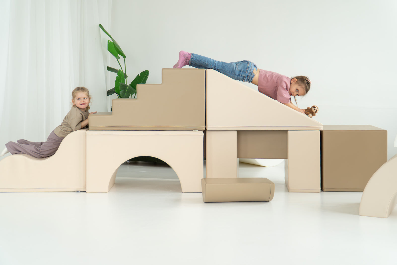 Twee kinderen spelen op het beige IGLU The Gym soft play speelparcours in Soft Serve