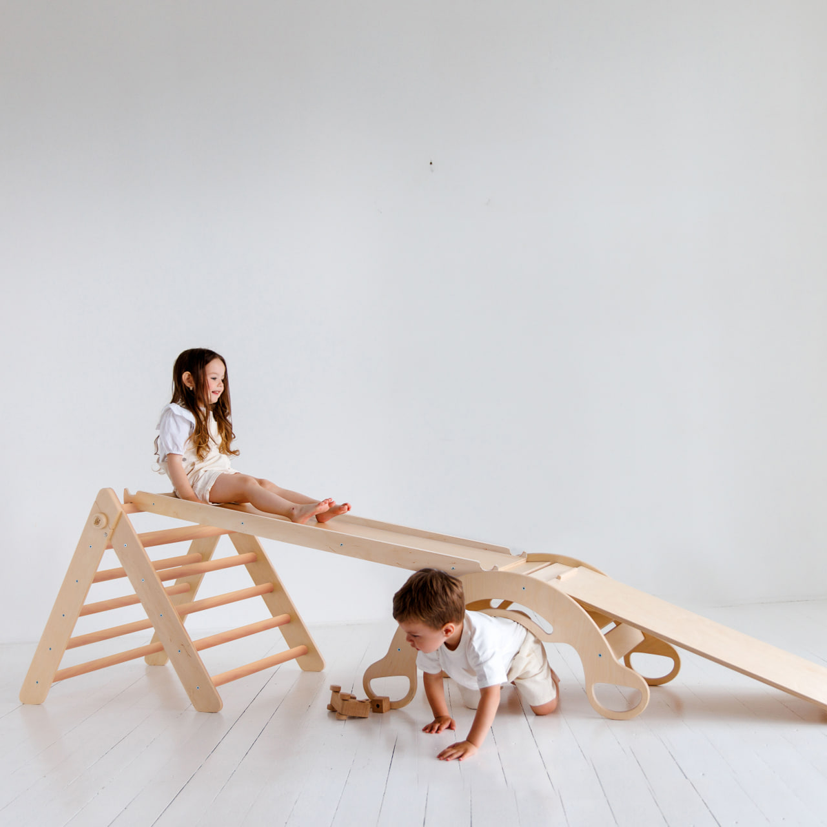 BusyKids Pikler groot set – driehoek, 2 planken &amp; balanswip – regenboog – productbeeld 32