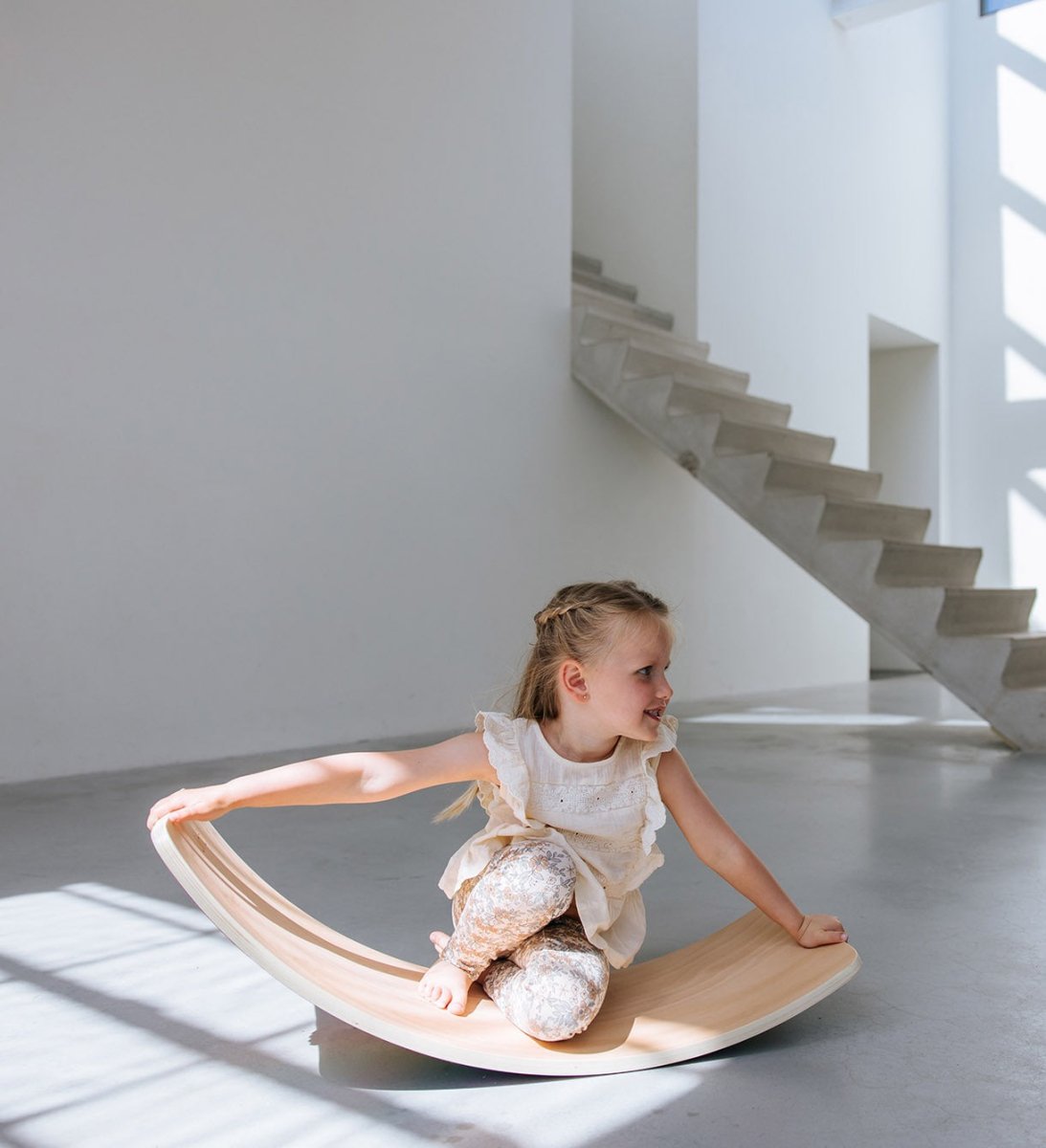 houten balance board met blauw vilt