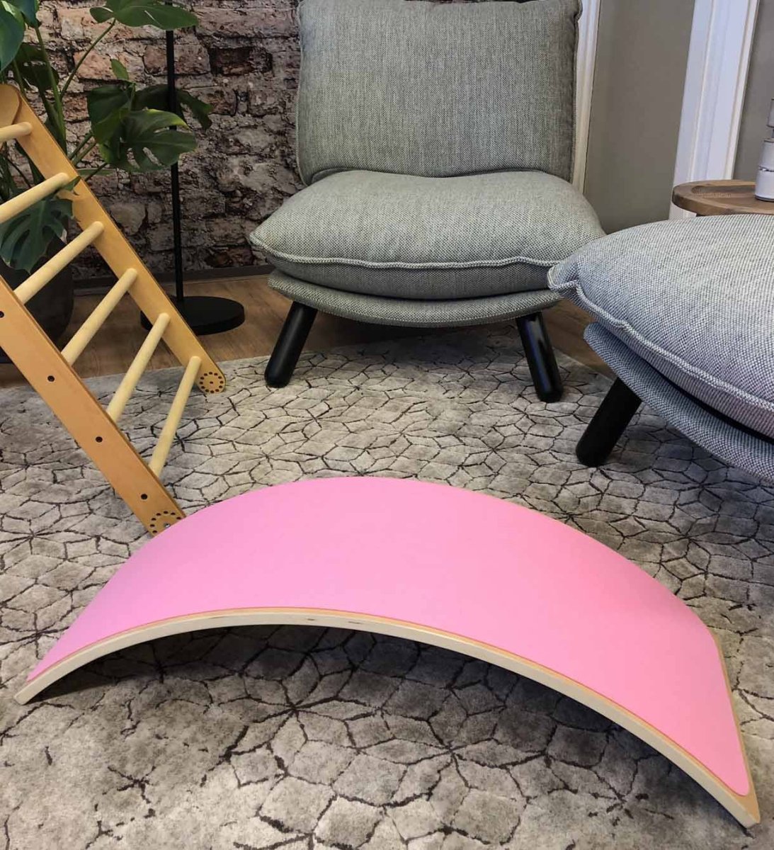 houten balance board met roze vilt