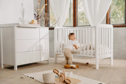 Rustig ingerichte kinderkamer met ledikant en commode van YappyKids.