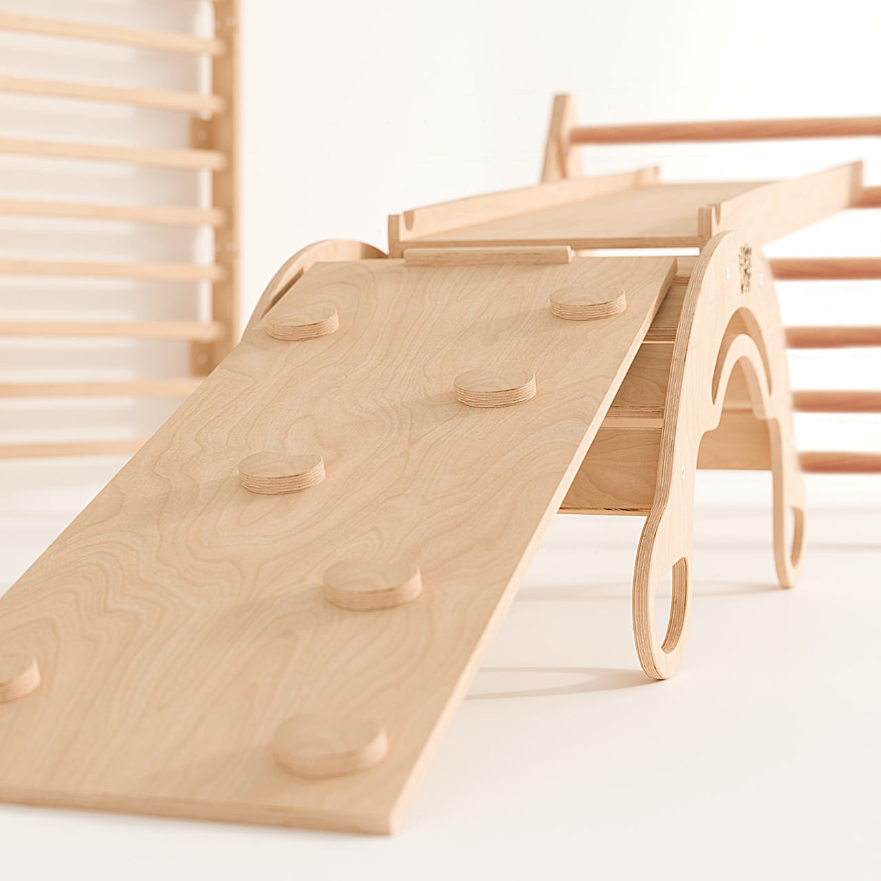 BusyKids Pikler groot set – driehoek, 2 planken & balanswip – regenboog – productbeeld 35