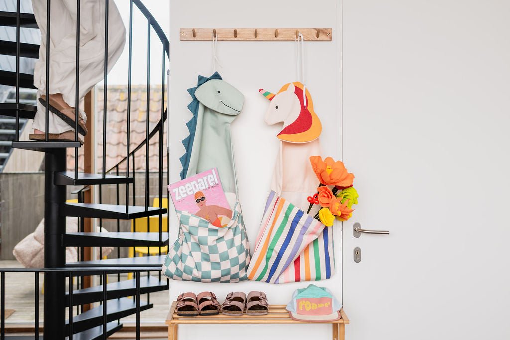 Play&amp;Go Toto Unicorn en Dino wandopbergers aan een kapstok in de hal
