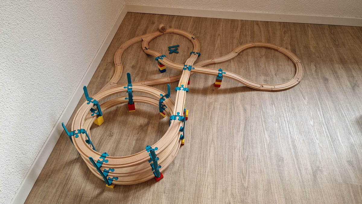 Houten treinbaan met een Yamba Helix van drie niveaus en een zijroute op de vloer