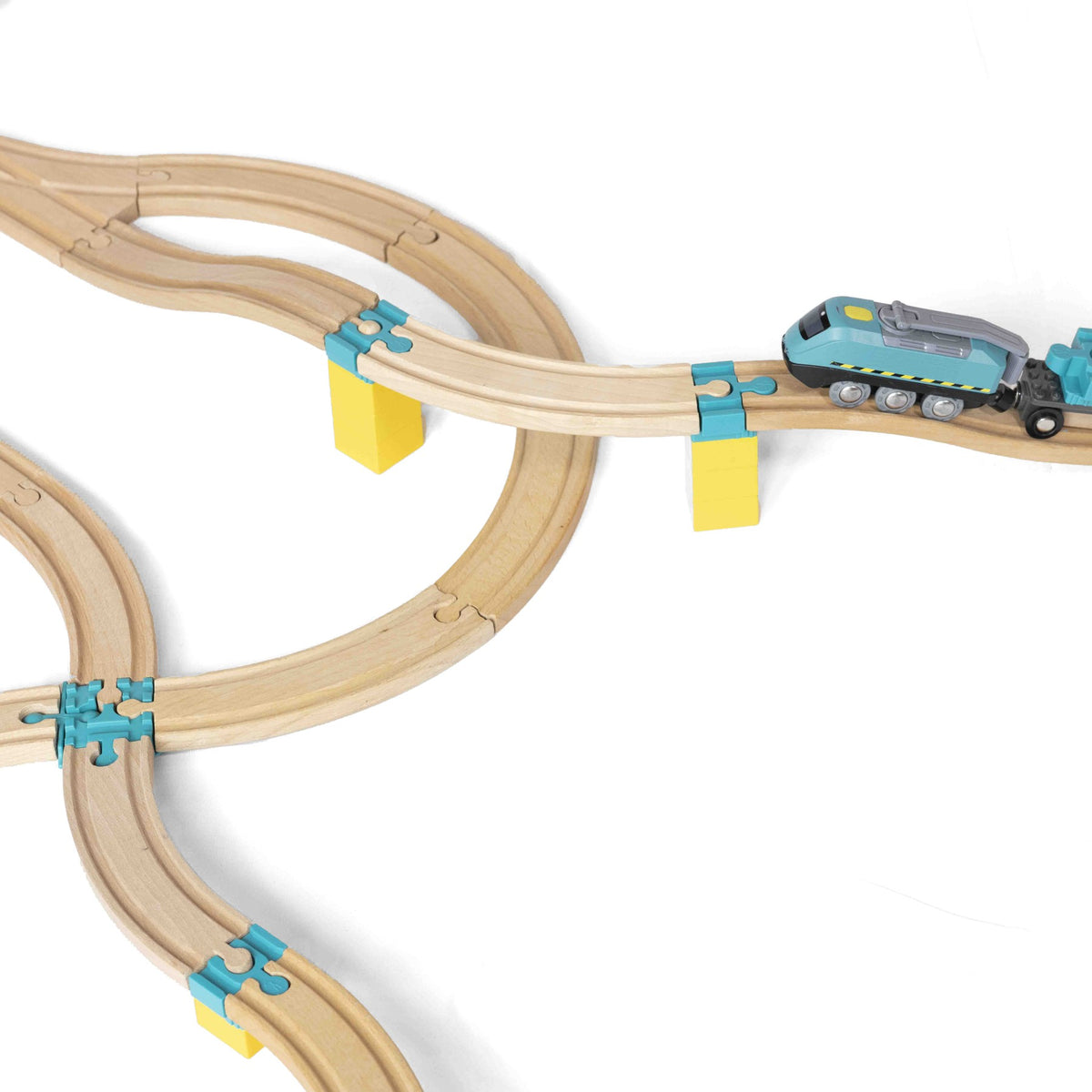 Houten treinrails op gekleurde bouwstenen met blauwe Yamba Link-adapters
